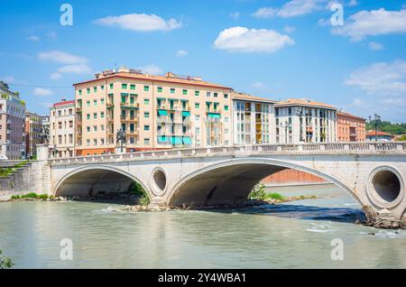 Famoso ponte della Vittoria sul fiume Adige nella storica città di Verona, Italia. Foto Stock