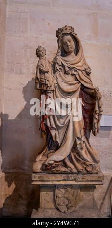 Scultura in pietra della Vergine Maria con il bambino Cristo dal museo del Louvre di Parigi, Francia Foto Stock