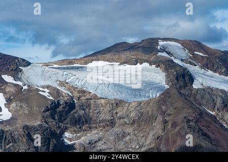 Ritiro di un paesaggio nevoso in una montagna nel lago Morice nella Columbia Britannica, Canada. Foto Stock