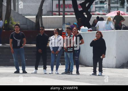 Nezahualcoyotl, Messico. 19 settembre 2024. Cittadini messicani che prendono parte all'esercitazione nazionale del 2024 di un ipotetico terremoto di magnitudo 7,5 Richter scala sismologica con epicentro a Guerrero presso il palazzo municipale di Nezahualcoyotl. Il 19 settembre 2024 nello Stato del Messico, Messico. (Foto di Carlos Santiago/ Eytepix Group) credito: Eyepix Group/Alamy Live News Foto Stock