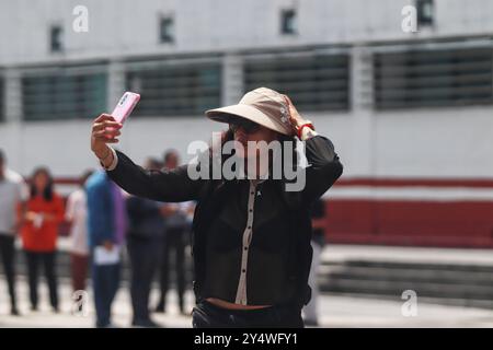 Nezahualcoyotl, Messico. 19 settembre 2024. Cittadini messicani che prendono parte all'esercitazione nazionale del 2024 di un ipotetico terremoto di magnitudo 7,5 Richter scala sismologica con epicentro a Guerrero presso il palazzo municipale di Nezahualcoyotl. Il 19 settembre 2024 nello Stato del Messico, Messico. (Foto di Carlos Santiago/ Eytepix Group) credito: Eyepix Group/Alamy Live News Foto Stock