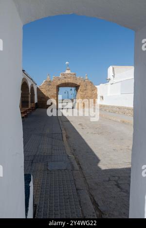 Camminando attraverso la città bianca di Cadice, una delle città e dei porti più antichi d'Europa sull'Oceano Atlantico nel sud della Spagna in Andalusia, meta turistica Foto Stock