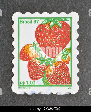 Francobollo cancellato stampato dal Brasile, che mostra fragole, circa 1997. Foto Stock