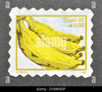 Francobollo cancellato stampato dal Brasile, che mostra le banane, circa 1997. Foto Stock