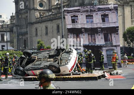 Città del Messico, Messico. 19 settembre 2024. Soccorritori e vigili del fuoco simulano un incidente causato dal crollo di un edificio durante l'esercitazione terremoto nazionale con una magnitudine di 7,5 sulla scala Richter con epicentro ad Acapulco nello Stato di Guerrero. Il 19 settembre 2024 a città del Messico, Messico. (Foto di Ian Robles/ credito: Eyepix Group/Alamy Live News Foto Stock