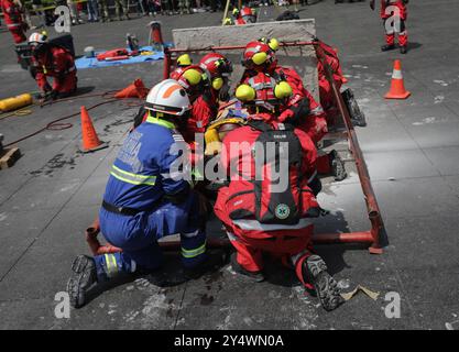 Città del Messico, Messico. 19 settembre 2024. Soccorritori e vigili del fuoco simulano un incidente causato dal crollo di un edificio durante l'esercitazione terremoto nazionale con una magnitudine di 7,5 sulla scala Richter con epicentro ad Acapulco nello Stato di Guerrero. Il 19 settembre 2024 a città del Messico, Messico. (Foto di Ian Robles/ credito: Eyepix Group/Alamy Live News Foto Stock