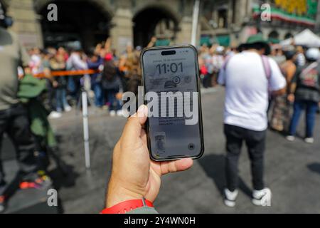 Città del Messico, Messico. 19 settembre 2024. Una persona mostra l'allarme terremoto del telefono cellulare durante l'esercitazione terremoto nazionale con una magnitudine di 7,5 sulla scala Richter con epicentro ad Acapulco nello stato di Guerrero il 19 settembre 2024 a città del Messico, Messico. (Foto di Ian Robles/ credito: Eyepix Group/Alamy Live News Foto Stock