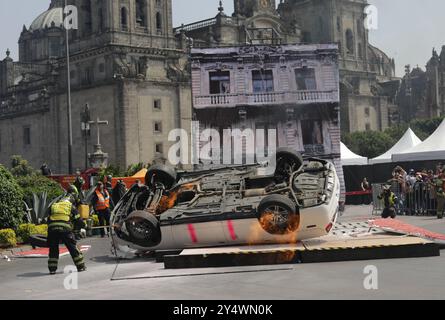 Città del Messico, Messico. 19 settembre 2024. Soccorritori e vigili del fuoco simulano un incidente causato dal crollo di un edificio durante l'esercitazione terremoto nazionale con una magnitudine di 7,5 sulla scala Richter con epicentro ad Acapulco nello Stato di Guerrero. Il 19 settembre 2024 a città del Messico, Messico. (Foto di Ian Robles/ credito: Eyepix Group/Alamy Live News Foto Stock