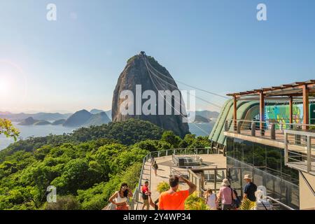 Rio de janeiro, Brasile. Il Pan di zucchero e la baia di Guanabara sono visibili dalla cima della collina Urca. Accanto c'è la stazione della funivia. Foto Stock