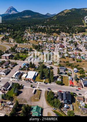 Coleman Alberta Canada, 24 luglio 2024: Città aerea Crowsnest Pass con storia dell'estrazione del carbone che si affaccia su montagne e strade lontane. Foto Stock