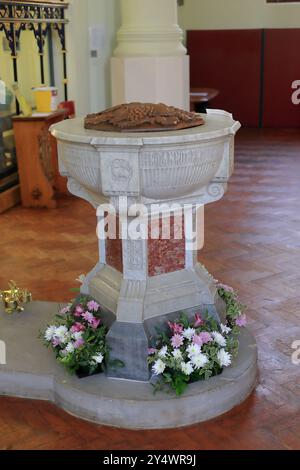 Gosport, Hampshire, Inghilterra. 14 settembre 2024. Il font con fiori alla base. Questa foto fa parte di una serie che ho scattato durante una recente visita alla Chiesa della Santissima Trinità durante gli Open Days del Gosport Heritage. Foto Stock