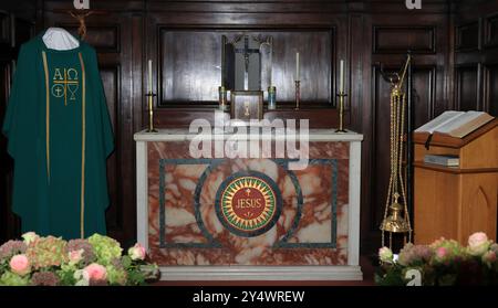 Gosport, Hampshire, Inghilterra. 14 settembre 2024. Un altare di marmo all'interno della chiesa. Questa foto fa parte di una serie che ho scattato durante una recente visita alla Chiesa della Santissima Trinità durante gli Open Days del Gosport Heritage. Foto Stock