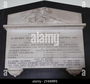 Gosport, Hampshire, Inghilterra. 14 settembre 2024. Una targa commemorativa ai bambini e nipoti di Henry Needham Scrope Shrapnel. Questa foto fa parte di una serie che ho scattato durante una recente visita alla Chiesa della Santissima Trinità durante gli Open Days del Gosport Heritage. Foto Stock