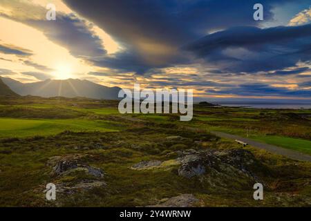 13 settembre 2024 Lofoten Links Golf Club, Hov, Isole Lofoten, Norvegia tramonto sul campo, con il dodicesimo verde in primo piano. Foto Stock