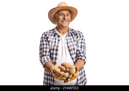 Agricoltore sorridente che tiene in mano patate isolate su sfondo bianco Foto Stock