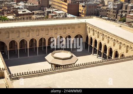 una vista dall'alto dell'interno di una moschea storica al cairo, in egitto, nelle giornate di sole Foto Stock