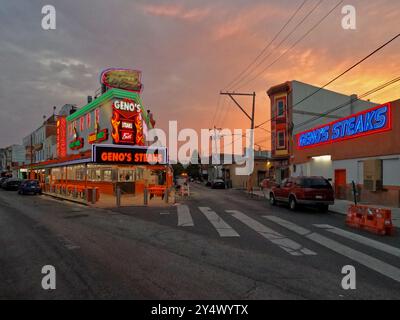 Il neon del Geno's Steaks risplende all'alba nel mercato italiano di Filadelfia. Foto Stock