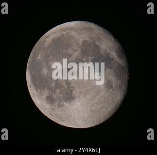 Londra, Regno Unito. 19 settembre 2024. Una luna gibbosa e luminosa in un cielo limpido sopra Londra, Regno Unito. Crediti: Malcolm Park/Alamy Live News Foto Stock