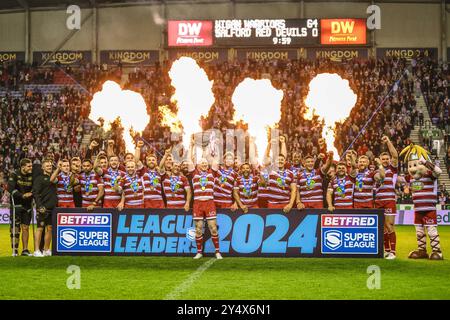 Liam Farrell di Wigan Warriors solleva lo scudo dei leader della lega durante il Betfred Super League Round 27 match Wigan Warriors vs Salford Red Devils al Brick Community Stadium, Wigan, Regno Unito, 19 settembre 2024 (foto di Craig Thomas/News Images) in, il 19/9/2024. (Foto di Craig Thomas/News Images/Sipa USA) credito: SIPA USA/Alamy Live News Foto Stock