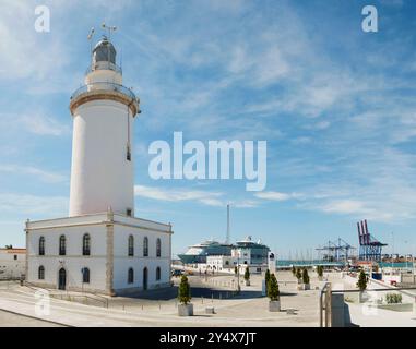 Málaga, faro noto come "la Farola" nel porto di Malaga. Andalusia, Spagna. Foto Stock