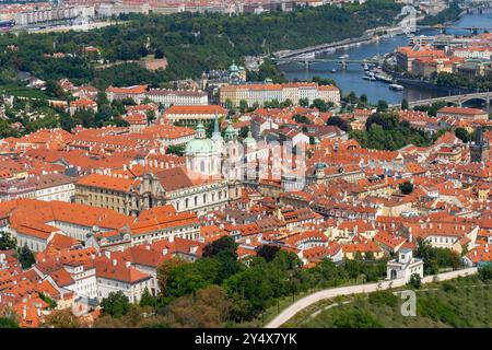 Vista aerea della città minore e del fiume dalla collina Petrin di Praga, Repubblica Ceca. Foto Stock