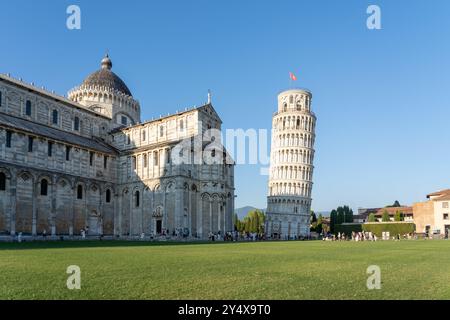 Persone che visitano la Torre Pendente di Pisa in Italia. Foto Stock