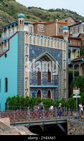 Vista del quartiere Abanotubani con la facciata simile a una moschea del bagno Chreli-Abano. Tbilisi, Georgia, Foto Stock