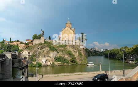 Tbilisi, Georgia - 07 agosto 2024.:Statua del re Vakhtang Gorgasali e Chiesa dell'assunzione della Vergine Maria Metekhi, sulle rive del fiume Mtkvari Foto Stock