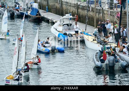 Re Juan Carlos di Spagna sulla barca di Bribon Yatch saluta i bambini in barche a vela durante la terza serie della 6 metri spagnola Cup giorno 2 al Sanxenxo Royal Yacht Club il 21 maggio 2022 a Sansenxo, Spagna. Foto Stock