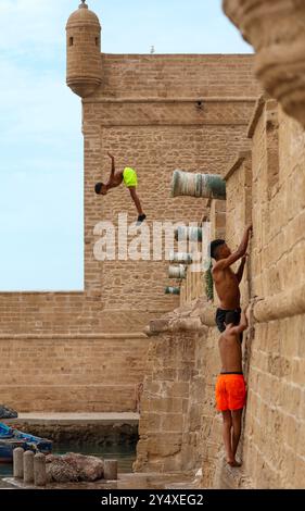 La magia dell'ora d'oro a Essaouira, passeggiando per le affascinanti strade e assistendo al tramonto mozzafiato sull'Atlantico, in Marocco Foto Stock