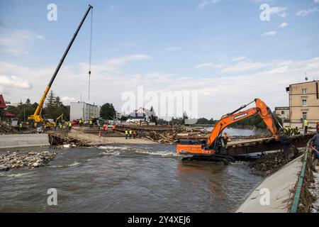 Una vista di un ponte distrutto dopo l'inondazione di Glucholazy, nel sud della Polonia. Nella Polonia sudoccidentale, forti piogge e cicloni che attraversano l'Europa centrale hanno portato a gravi inondazioni. Fiumi come l'Odra, il Nysa K?odzka, il Bystrzyca o il Biala Glucholaska nella città di Glucholazy hanno subito un brusco aumento del livello dell'acqua, causando numerose inondazioni e la rottura di argini alluvionali. Le autorità stanno lavorando per gestire la situazione, con sforzi continui per prevenire ulteriori danni. (Foto di Attila Husejnow/SOPA Images/Sipa USA) Foto Stock