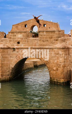 La magia dell'ora d'oro a Essaouira, passeggiando per le affascinanti strade e assistendo al tramonto mozzafiato sull'Atlantico, in Marocco Foto Stock