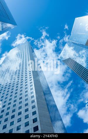 Affacciati su alti e moderni edifici di uffici con il cielo blu sullo sfondo. Foto Stock