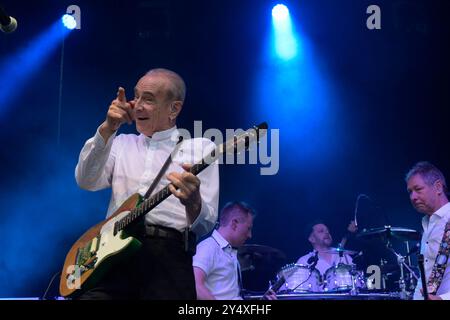 Francis Rossi Gesang, Gitarre, Richie Malone Gitarrist, Leon Cave Schlagzeug und John Edward Bass geben ein Konzert mit ihrer Band Status Quo im Schlosspark Oranienburg. *** Francis Rossi voce, chitarra, Richie Malone chitarrista, Leon Cave batteria e John Edward basso danno un concerto con la loro band Status Quo nello Schlosspark Oranienburg Foto Stock