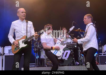 Francis Rossi Gesang, Gitarre, Richie Malone Gitarrist, Leon Cave Schlagzeug und John Edward Bass geben ein Konzert mit ihrer Band Status Quo im Schlosspark Oranienburg. *** Francis Rossi voce, chitarra, Richie Malone chitarrista, Leon Cave batteria e John Edward basso danno un concerto con la loro band Status Quo nello Schlosspark Oranienburg Foto Stock