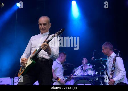 Francis Rossi Gesang, Gitarre, Richie Malone Gitarrist, Leon Cave Schlagzeug und John Edward Bass geben ein Konzert mit ihrer Band Status Quo im Schlosspark Oranienburg. *** Francis Rossi voce, chitarra, Richie Malone chitarrista, Leon Cave batteria e John Edward basso danno un concerto con la loro band Status Quo nello Schlosspark Oranienburg Foto Stock