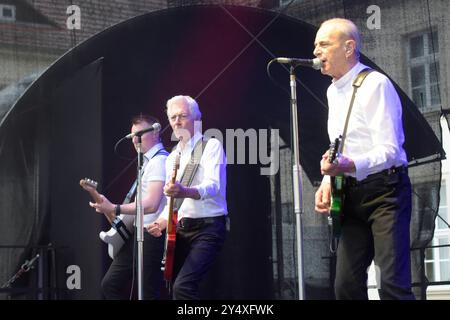 Richie Malone Gitarrist, Francis Brown Keybord, Gitarre und Rossi Gesang, Gitarre geben ein Konzert mit ihrer Band Status Quo im Schlosspark Oranienburg. *** Richie Malone chitarrista, Francis Brown tastiera, chitarra e Rossi voce, chitarra dare un concerto con la loro band Status Quo nello Schlosspark Oranienburg Foto Stock