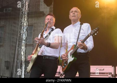 Richie Malone Gitarrist und Francis Rossi Gesang, Gitarre geben ein Konzert mit ihrer Band Status Quo im Schlosspark Oranienburg. *** Richie Malone chitarrista e Francis Rossi voce, chitarra danno un concerto con la loro band Status Quo nello Schlosspark Oranienburg Foto Stock