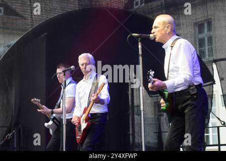 Richie Malone Gitarrist, Francis Brown Keybord, Gitarre und Rossi Gesang, Gitarre geben ein Konzert mit ihrer Band Status Quo im Schlosspark Oranienburg. *** Richie Malone chitarrista, Francis Brown tastiera, chitarra e Rossi voce, chitarra dare un concerto con la loro band Status Quo nello Schlosspark Oranienburg Foto Stock