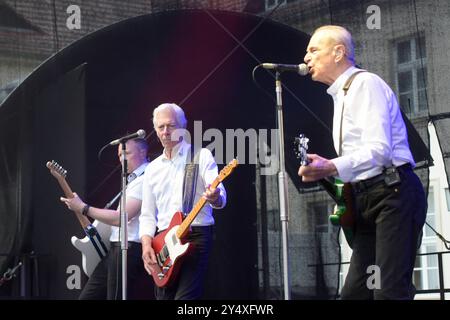 Richie Malone Gitarrist, Francis Brown Keybord, Gitarre und Rossi Gesang, Gitarre geben ein Konzert mit ihrer Band Status Quo im Schlosspark Oranienburg. *** Richie Malone chitarrista, Francis Brown tastiera, chitarra e Rossi voce, chitarra dare un concerto con la loro band Status Quo nello Schlosspark Oranienburg Foto Stock