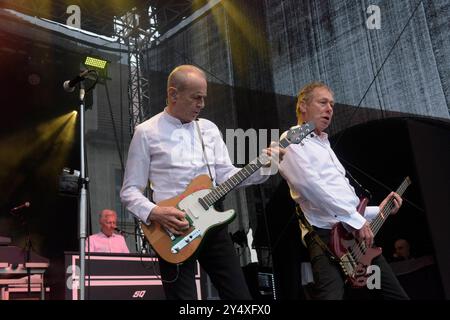 Andrew Brown Keybord, Gitarre, Francis Rossi Gesang, Gitarre und John Edward Bass geben ein Konzert mit ihrer Band Status Quo im Schlosspark Oranienburg. *** Andrew Brown tastiera, chitarra, Francis Rossi voce, chitarra e John Edward basso danno un concerto con la loro band Status Quo nello Schlosspark Oranienburg Foto Stock