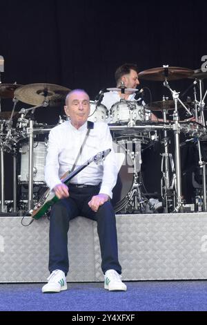 Francis Rossi Gesang, Gitarre und Leon Cave Schlagzeug geben ein Konzert mit ihrer Band Status Quo im Schlosspark Oranienburg. *** Francis Rossi voce, chitarra e Leon Cave batteria danno un concerto con la loro band Status Quo nello Schlosspark Oranienburg Foto Stock