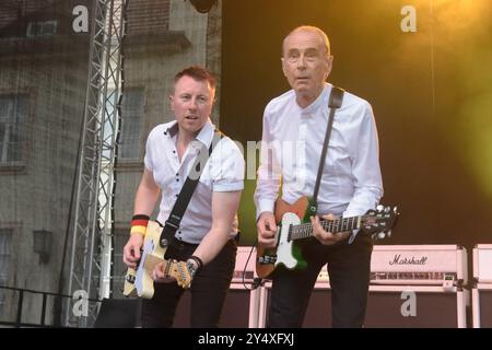 Richie Malone Gitarrist und Francis Rossi Gesang, Gitarre geben ein Konzert mit ihrer Band Status Quo im Schlosspark Oranienburg. *** Richie Malone chitarrista e Francis Rossi voce, chitarra danno un concerto con la loro band Status Quo nello Schlosspark Oranienburg Foto Stock