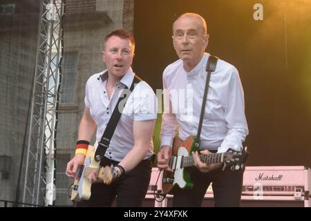 Richie Malone Gitarrist und Francis Rossi Gesang, Gitarre geben ein Konzert mit ihrer Band Status Quo im Schlosspark Oranienburg. *** Richie Malone chitarrista e Francis Rossi voce, chitarra danno un concerto con la loro band Status Quo nello Schlosspark Oranienburg Foto Stock