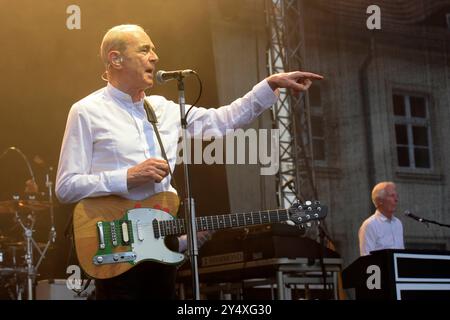 Francis Rossi Gesang, Gitarre und Andrew Brown Keybord, Gitarre geben ein Konzert mit ihrer Band Status Quo im Schlosspark Oranienburg. *** Francis Rossi voce, chitarra e Andrew Brown tastiera, chitarra danno un concerto con la loro band Status Quo nello Schlosspark Oranienburg Foto Stock