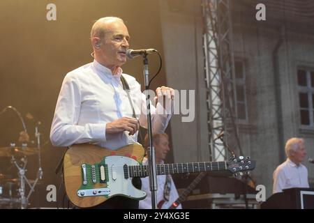 Francis Rossi Gesang, Gitarre und im Hintergrund John Edward Bass sowie Andrew Brown Keybord, Gitarre geben ein Konzert mit ihrer Band Status Quo im Schlosspark Oranienburg. *** Francis Rossi voce, chitarra e in sottofondo John Edward basso e Andrew Brown tastiera, chitarra dare un concerto con la loro band Status Quo nello Schlosspark Oranienburg Foto Stock