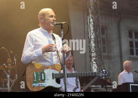 Francis Rossi Gesang, Gitarre und im Hintergrund John Edward Bass sowie Andrew Brown Keybord, Gitarre geben ein Konzert mit ihrer Band Status Quo im Schlosspark Oranienburg. *** Francis Rossi voce, chitarra e in sottofondo John Edward basso e Andrew Brown tastiera, chitarra dare un concerto con la loro band Status Quo nello Schlosspark Oranienburg Foto Stock