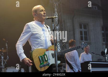 Francis Rossi Gesang, Gitarre und im Hintergrund John Edward Bass sowie Andrew Brown Keybord, Gitarre geben ein Konzert mit ihrer Band Status Quo im Schlosspark Oranienburg. *** Francis Rossi voce, chitarra e in sottofondo John Edward basso e Andrew Brown tastiera, chitarra dare un concerto con la loro band Status Quo nello Schlosspark Oranienburg Foto Stock