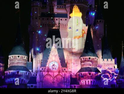 Urayasu, Giappone. 19 settembre 2024. Il personaggio del film Disney Dumbo è esposto di proiezioni sul castello di Cenerentola per la nuova attrazione "Reach for the Stars" in anteprima al Tokyo Disneyland di Urayasu, nella periferia di Tokyo giovedì 19 settembre 2024. Il parco a tema Disney inizierà il nuovo spettacolo serale dal 20 settembre. (Foto di Yoshio Tsunoda/AFLO) Foto Stock