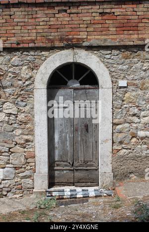 Porta d'ingresso medievale su un muro di mattoni rossi Foto Stock